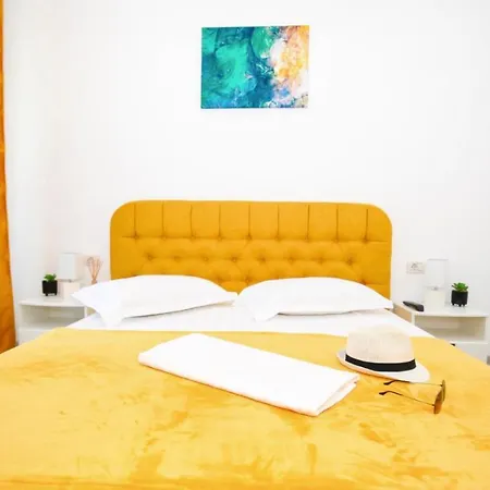 Yellow Flat Residence Năvodari